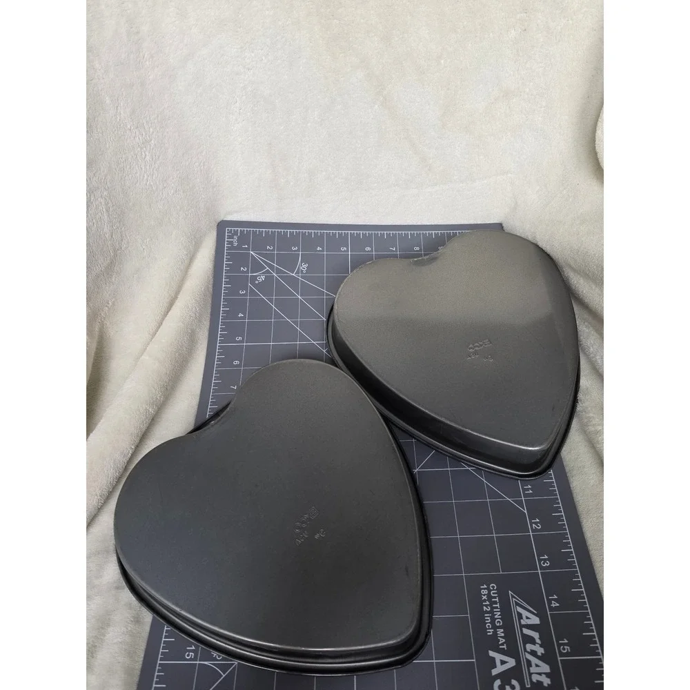 EKCO USA Vintage Heart Shaped Cake Pans 9 Inch Dark Gray Metal Set of 2
